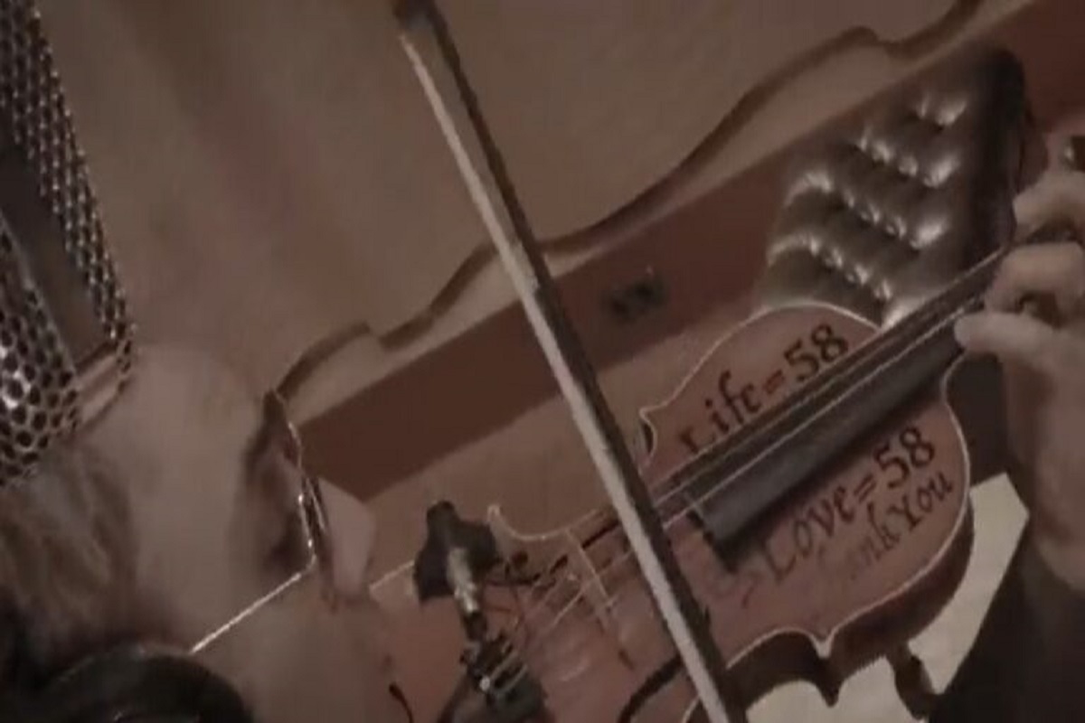 ویالونی که تاریخ تولد ژینا کلانتری روی آن حک شده بود