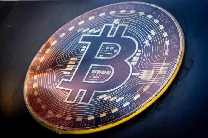 سایه نوسانات بازار بر بیت‌کوین