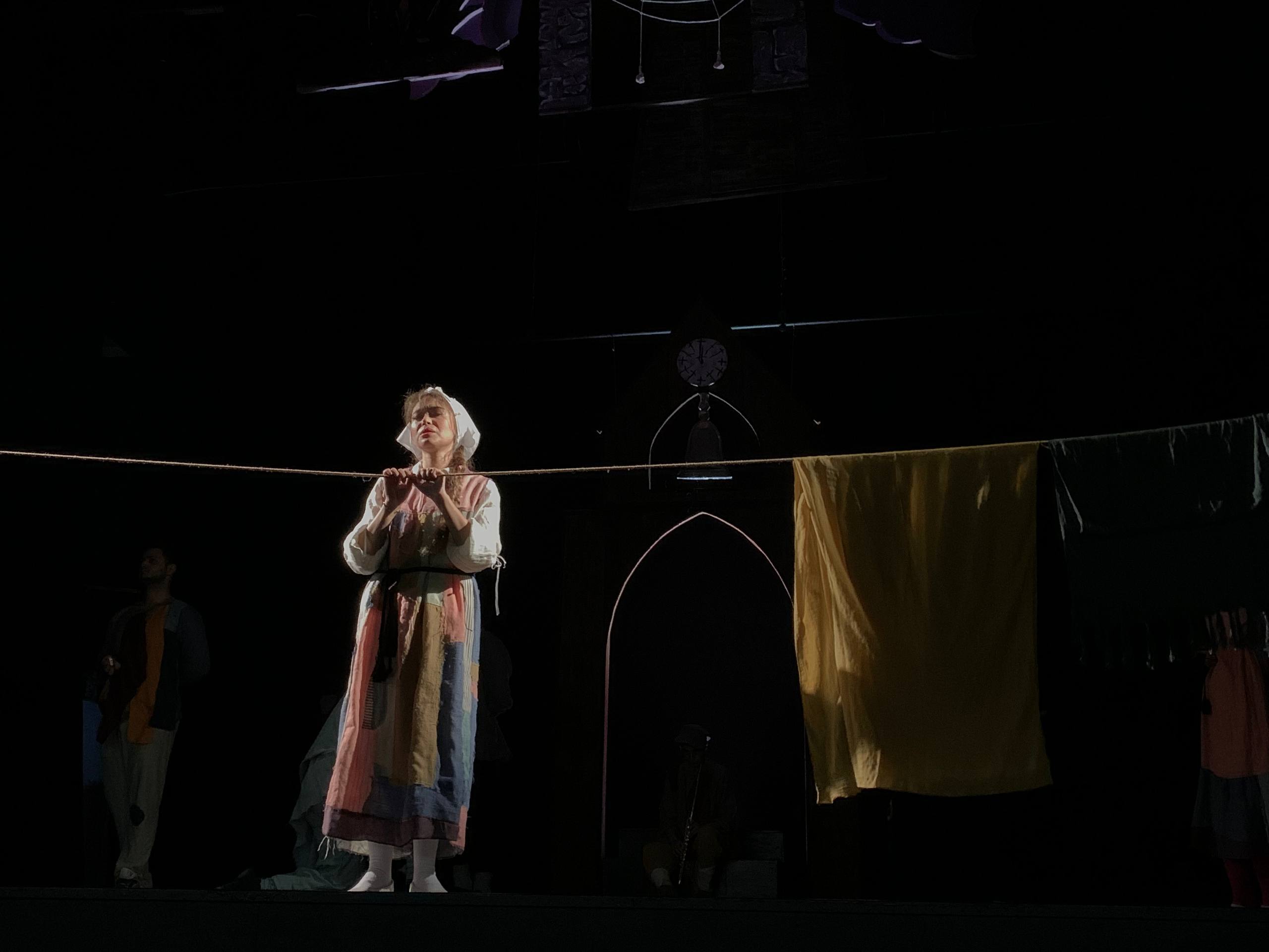 نمایش افسانه پر طلایی