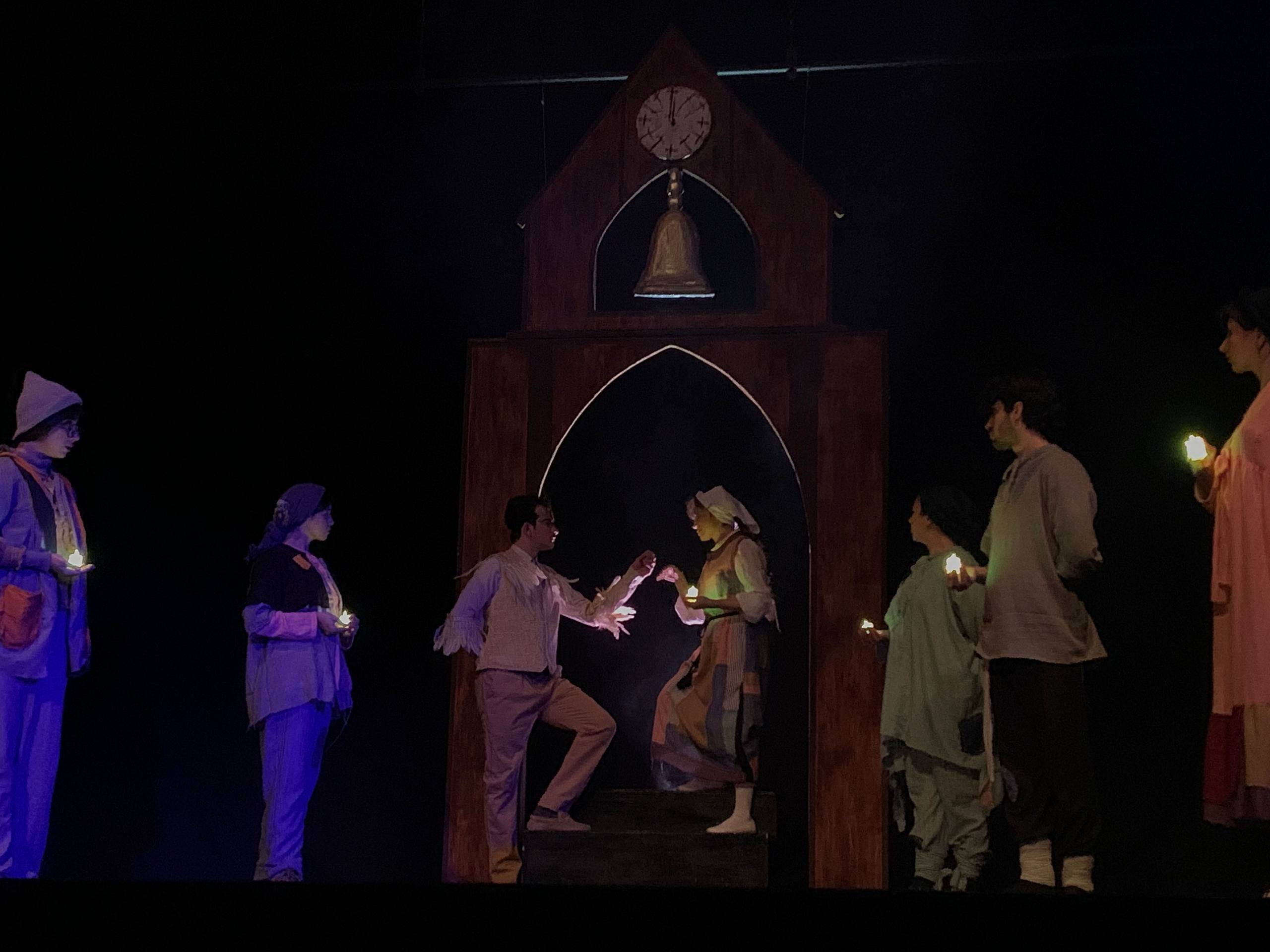 نمایش افسانه پر طلایی