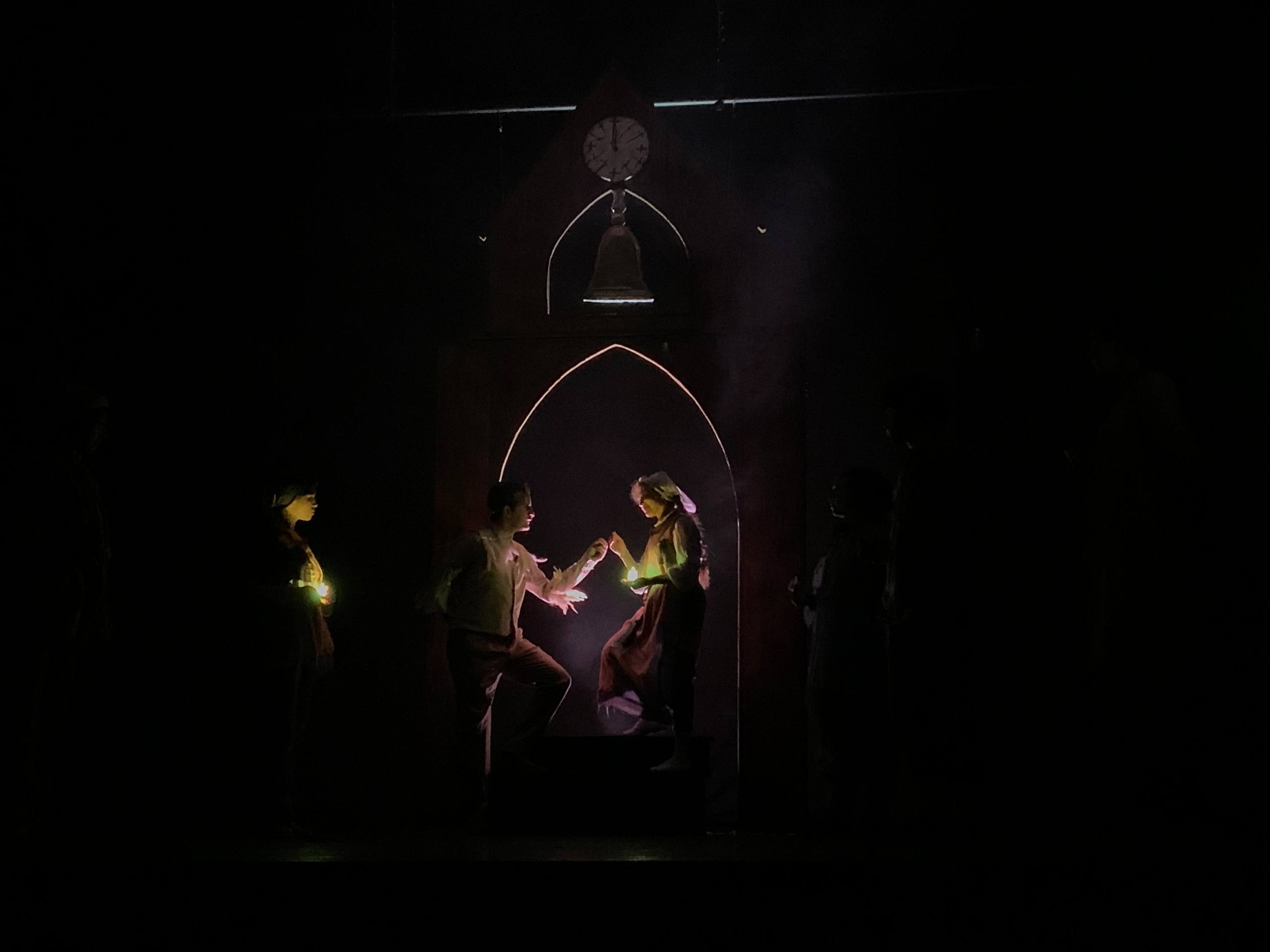 نمایش افسانه پر طلایی