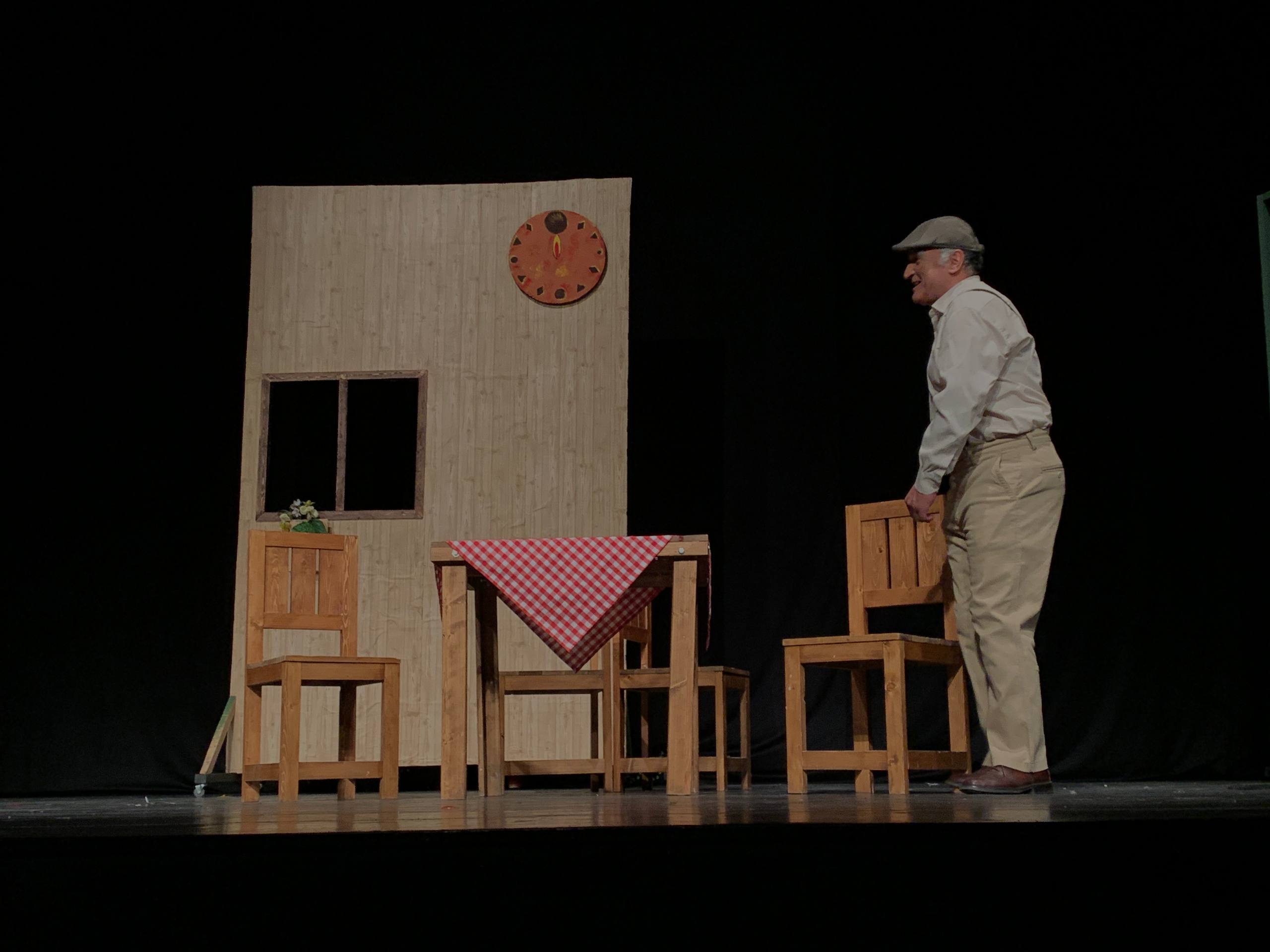 نمایش افسانه پر طلایی