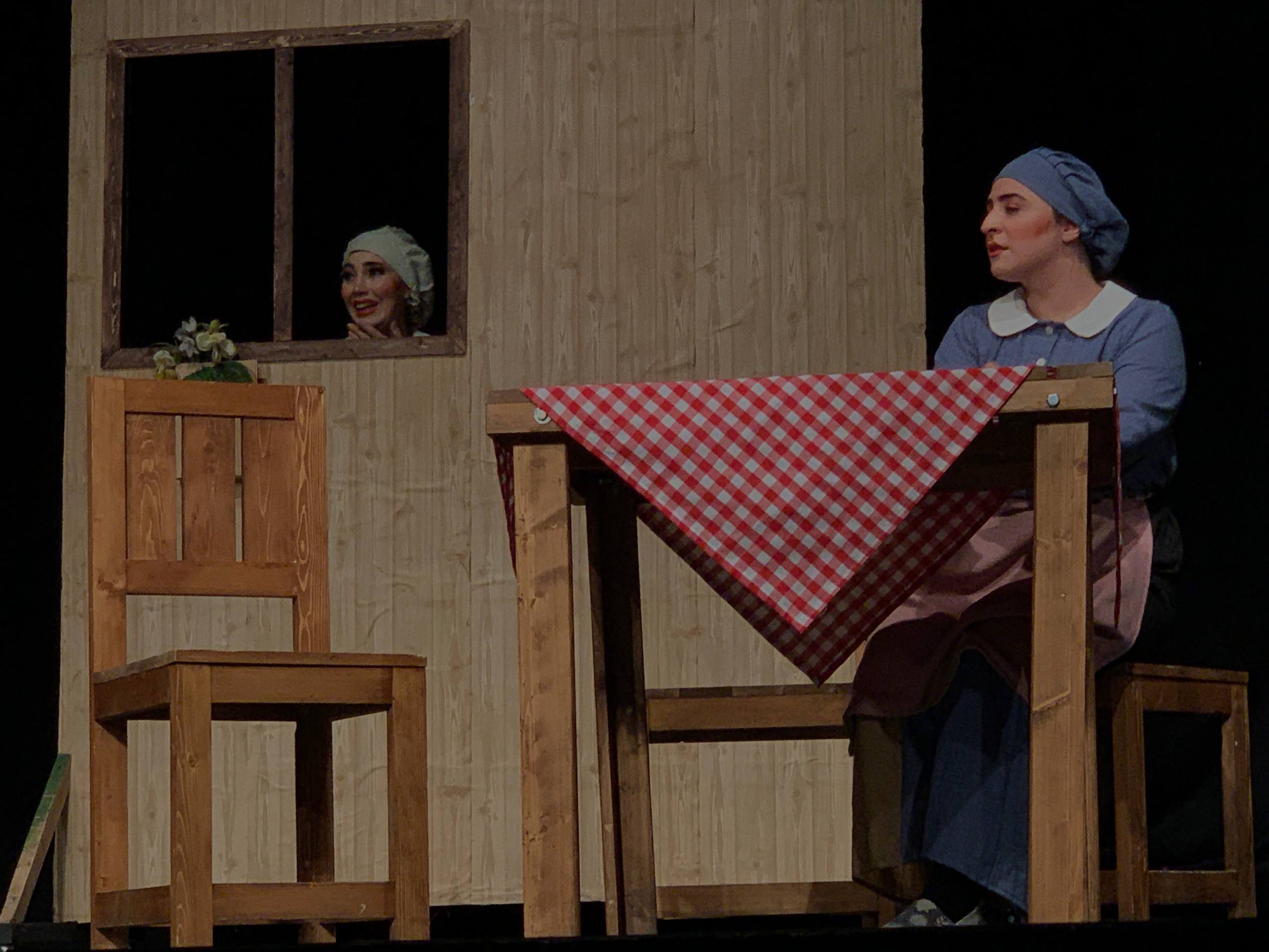 نمایش افسانه پر طلایی