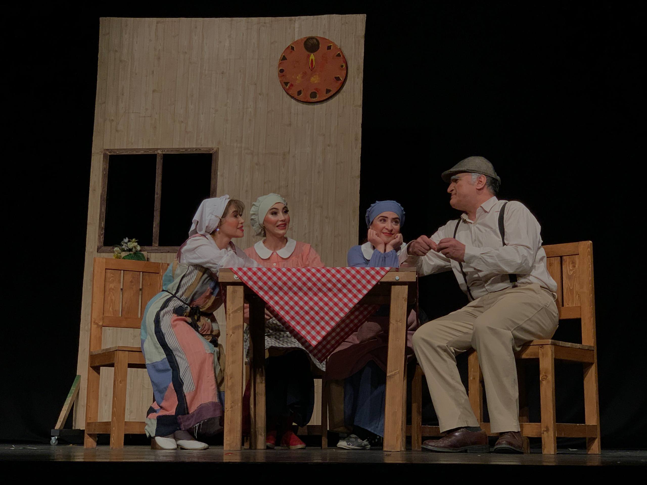 نمایش افسانه پر طلایی