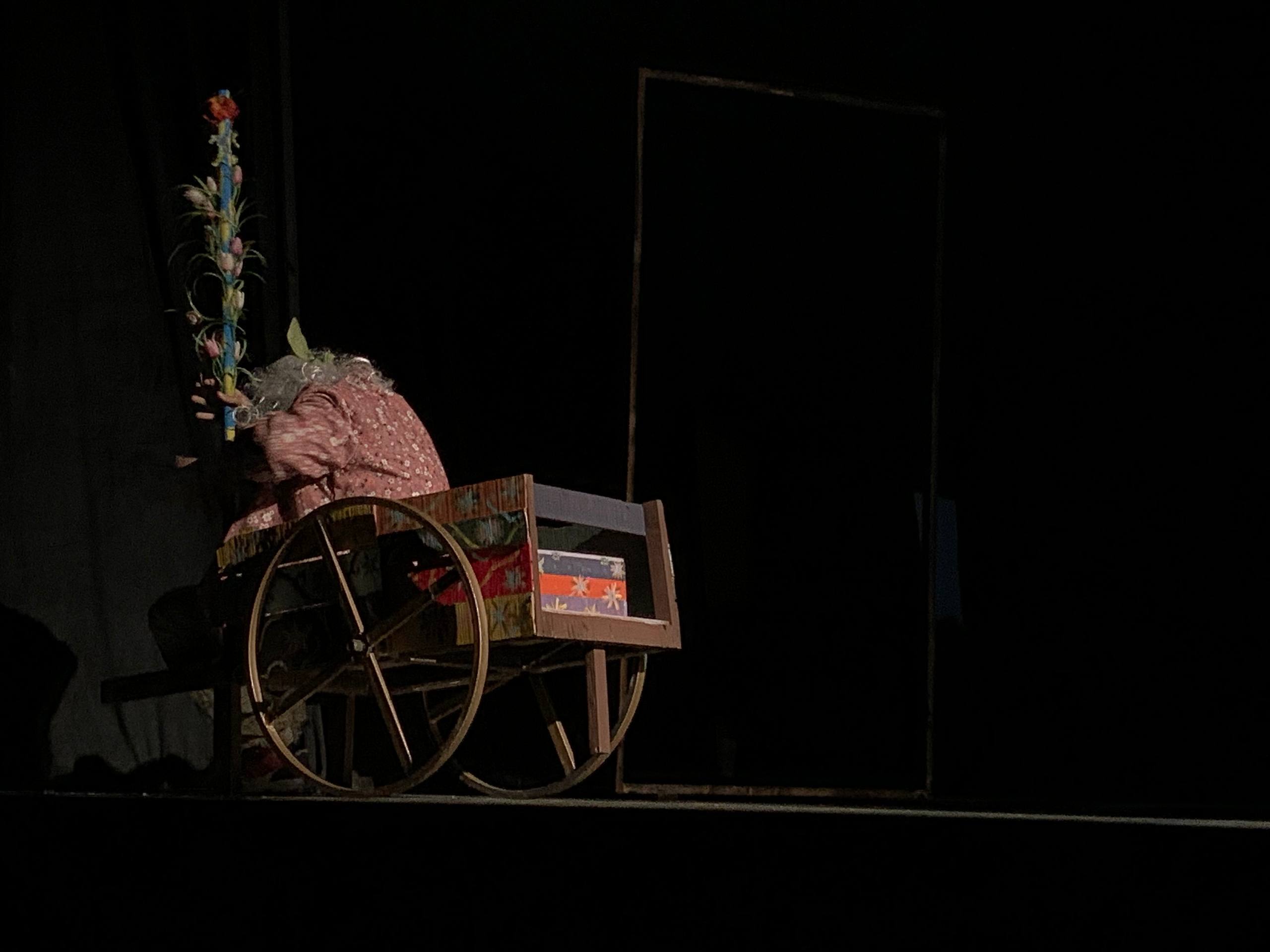 نمایش افسانه پر طلایی