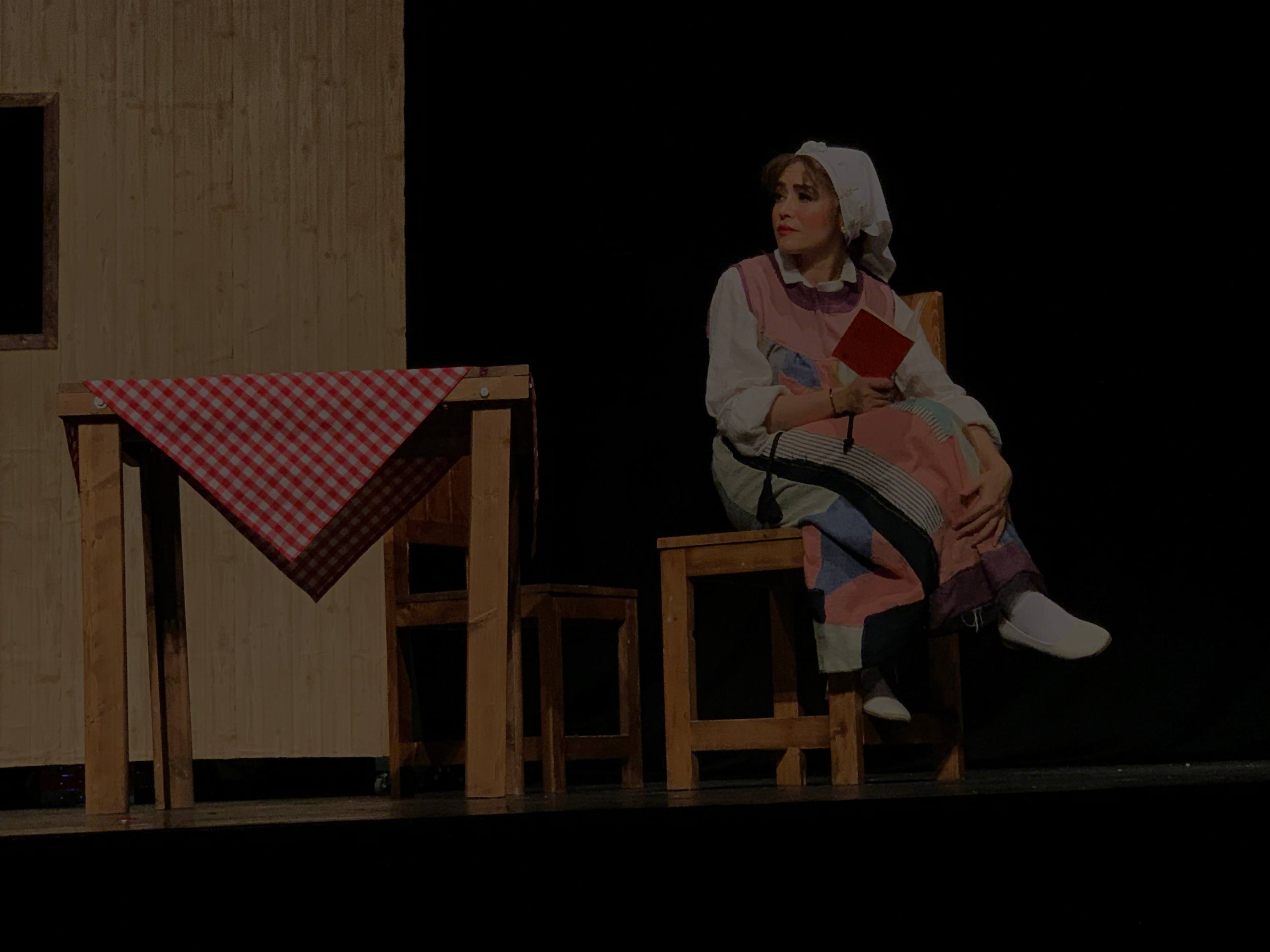 نمایش افسانه پر طلایی