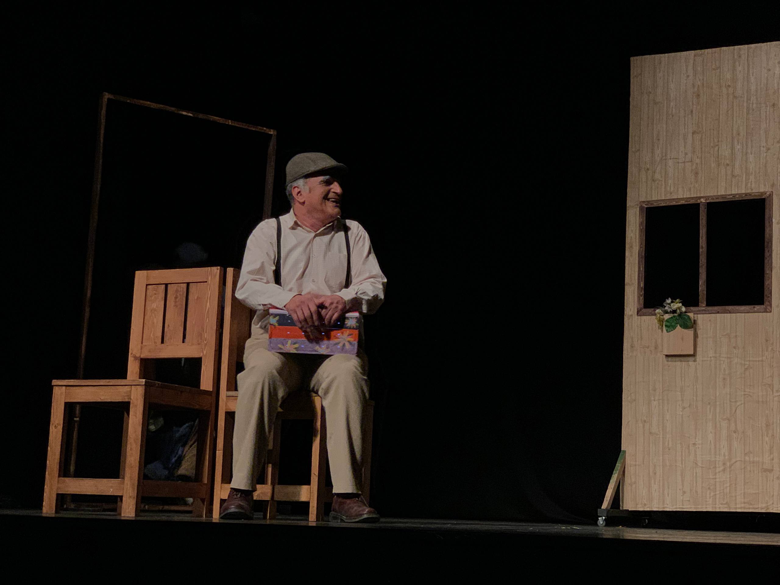 نمایش افسانه پر طلایی