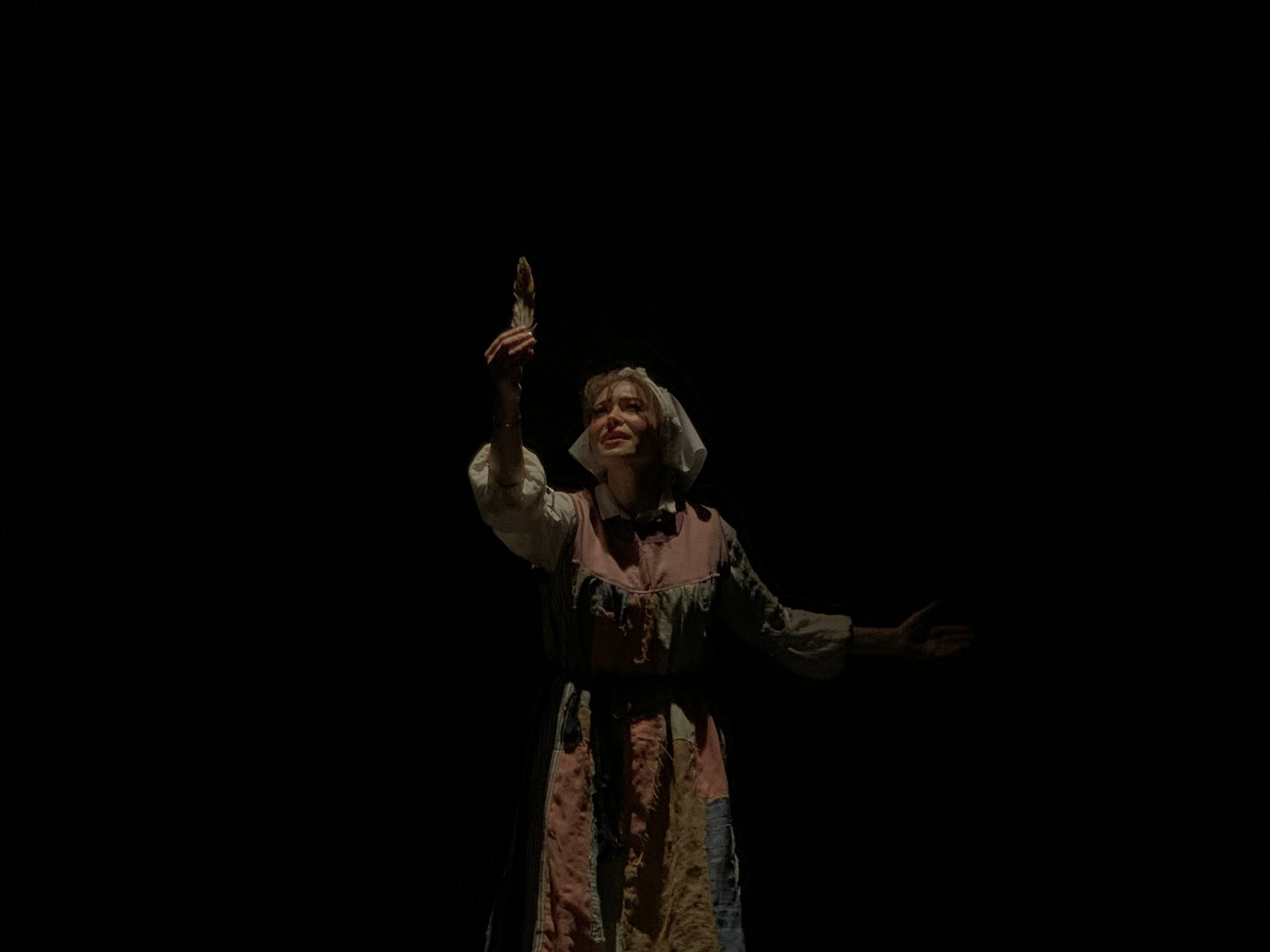 نمایش افسانه پر طلایی