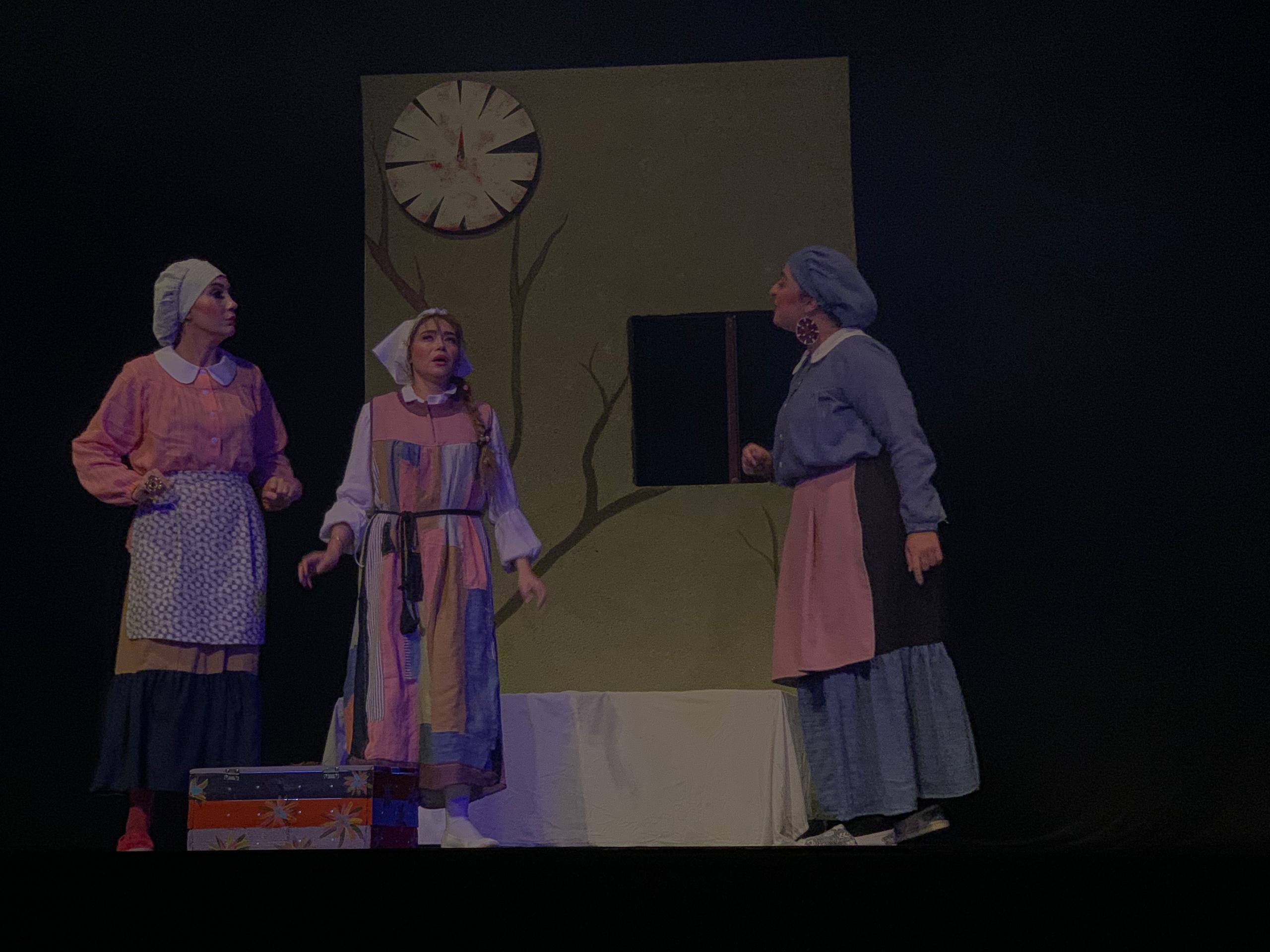 نمایش افسانه پر طلایی