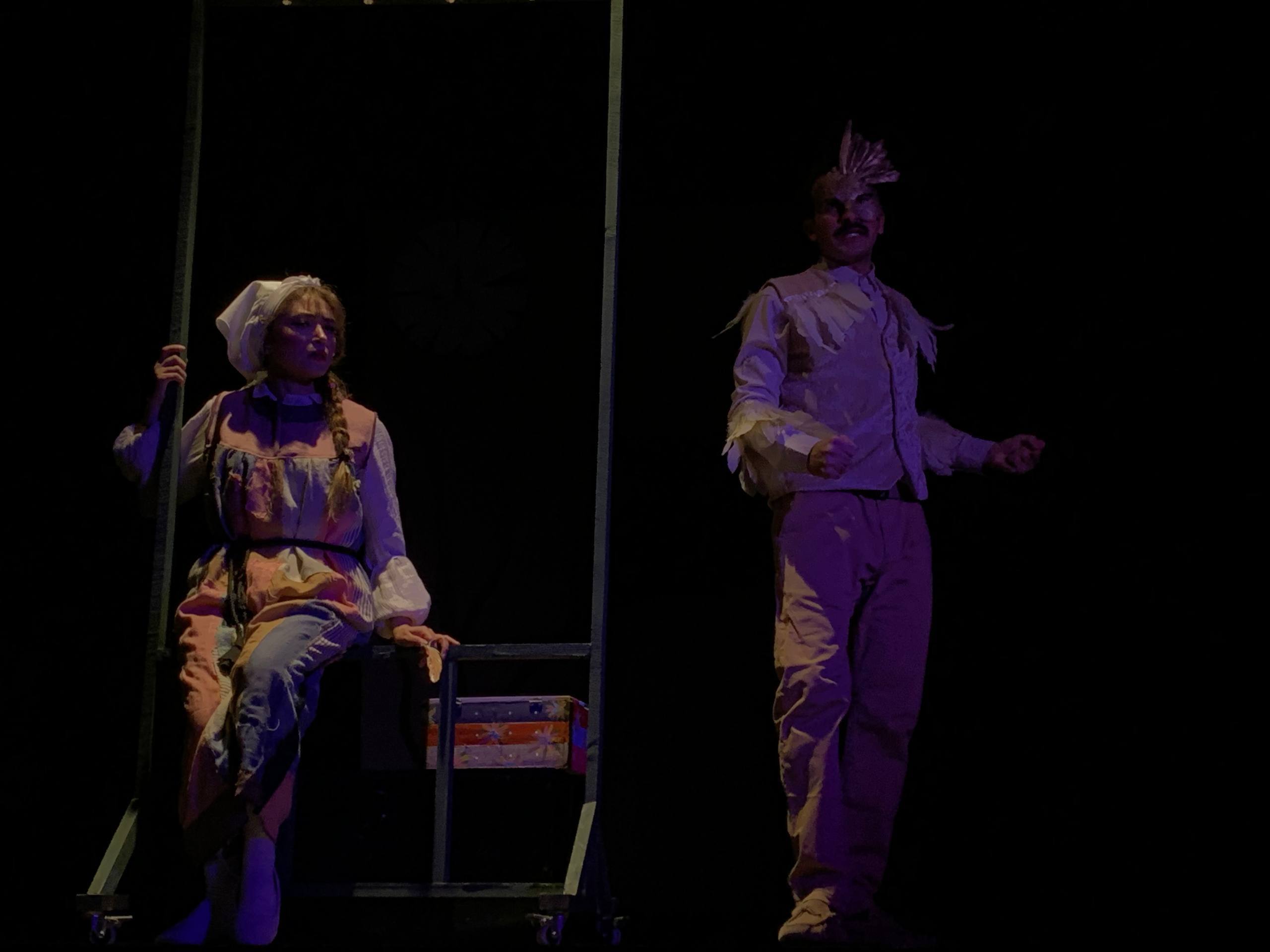 نمایش افسانه پر طلایی