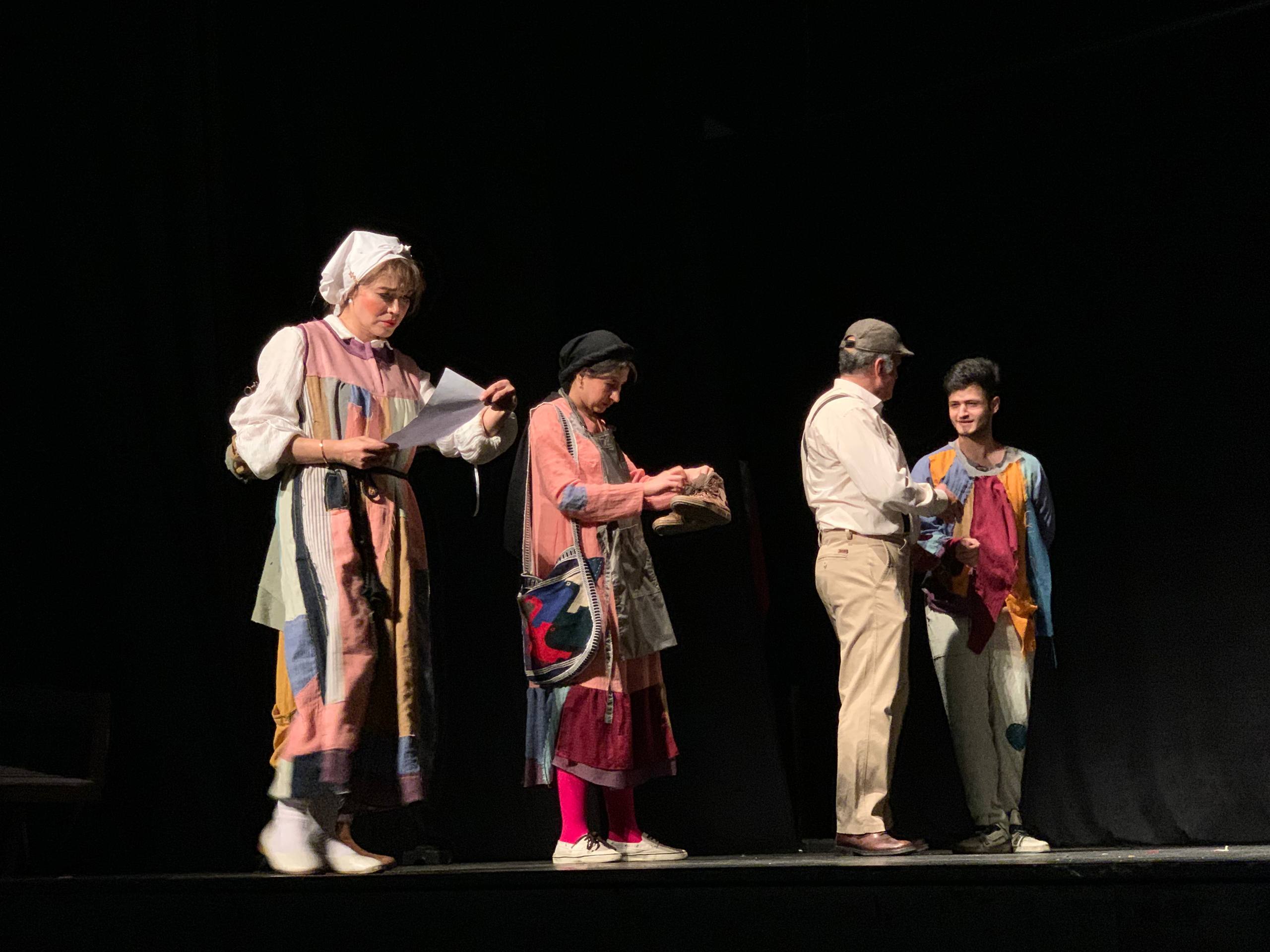 نمایش افسانه پر طلایی