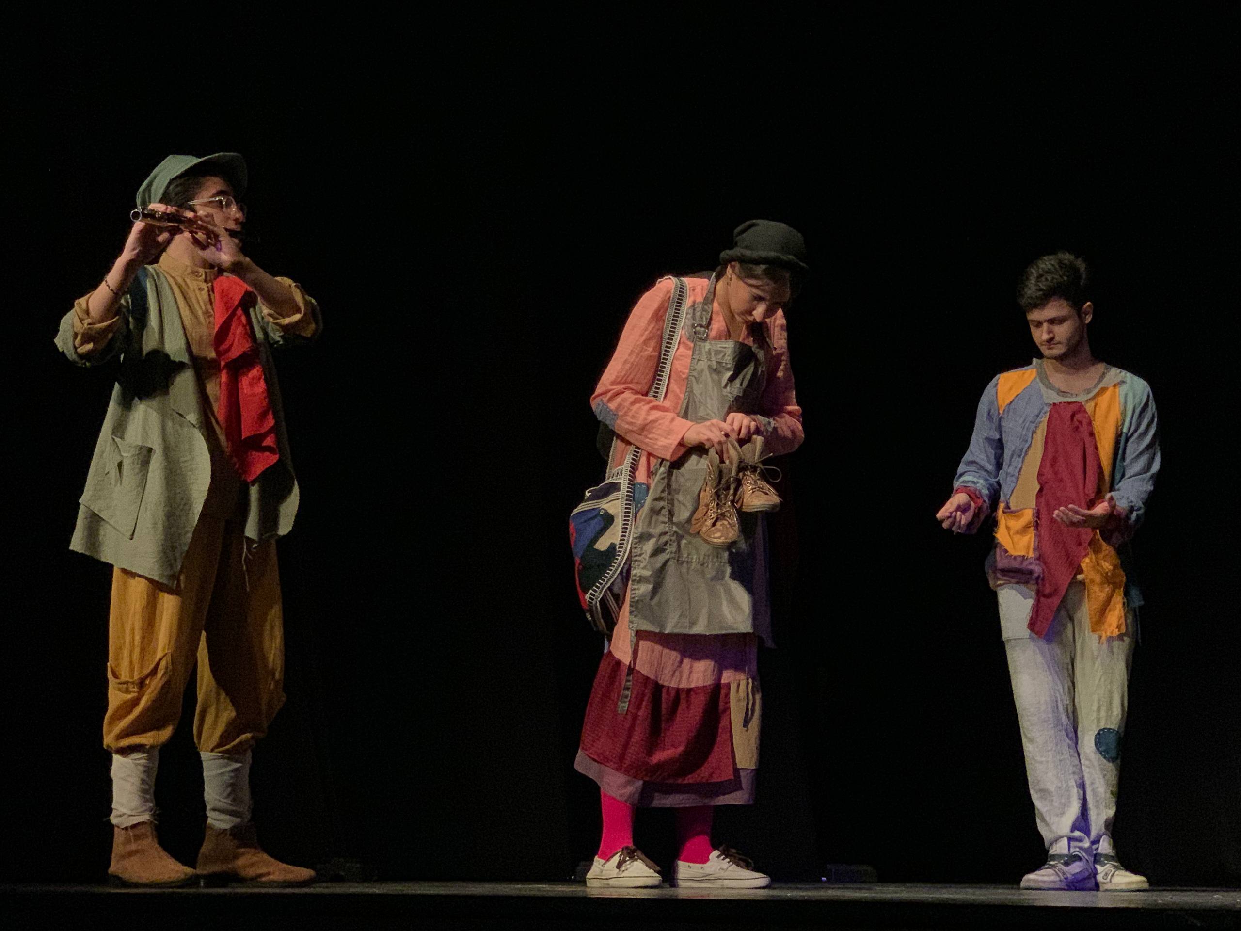 نمایش افسانه پر طلایی