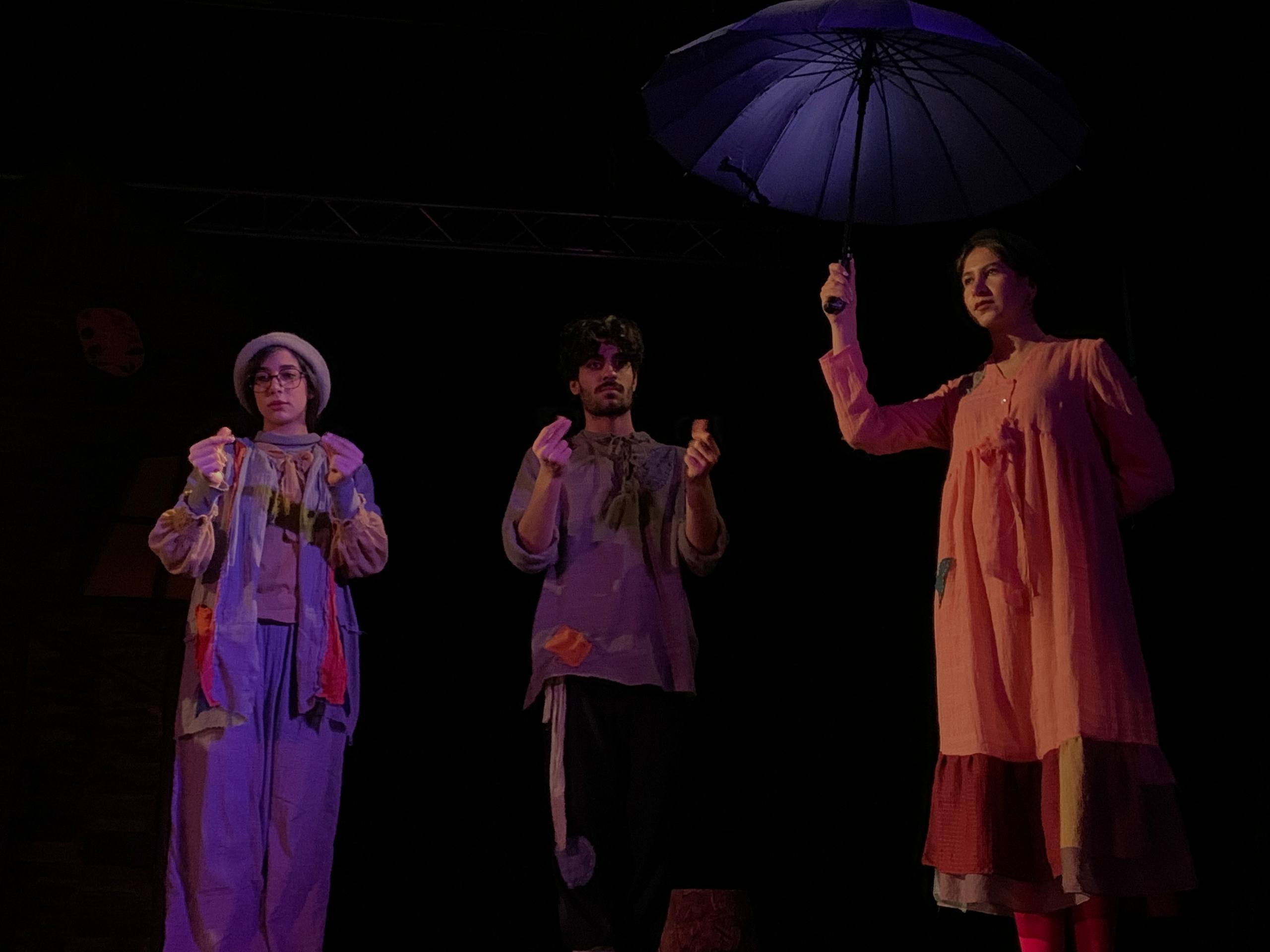 نمایش افسانه پر طلایی