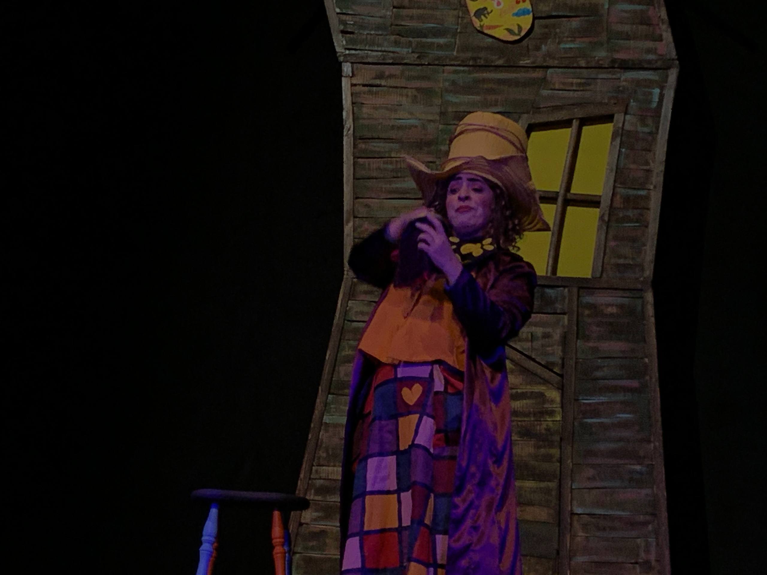 نمایش افسانه پر طلایی